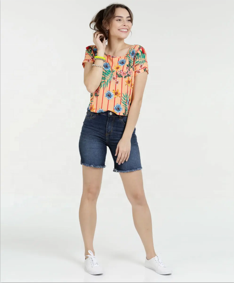 Blusa de manga curta slim fit flor estampada