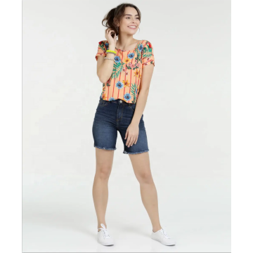 Blusa de manga curta slim fit flor estampada