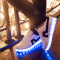 Oplaadbare led zaklamp schoenen loopschoenen en LED Light Up Kids schoenen met LED licht