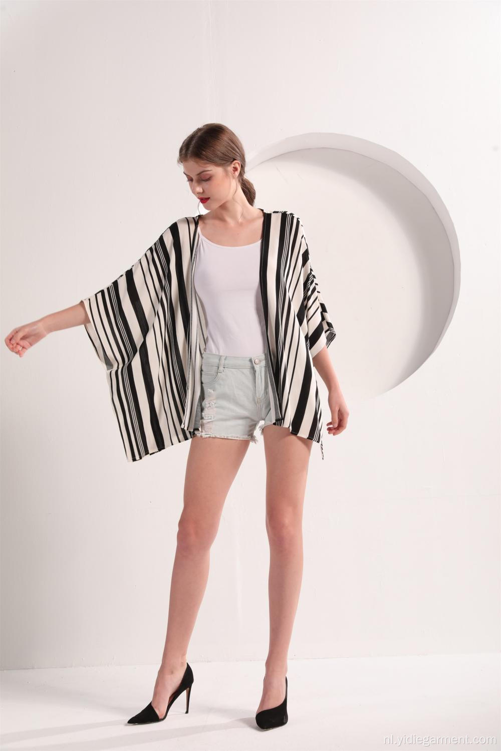 Zwart-witte gestreepte kimono met korte mouwen