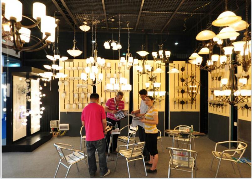 Customers Visit Zhendong Lighting Fixture Showroom