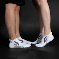 Homens e mulheres meias de secagem rápida