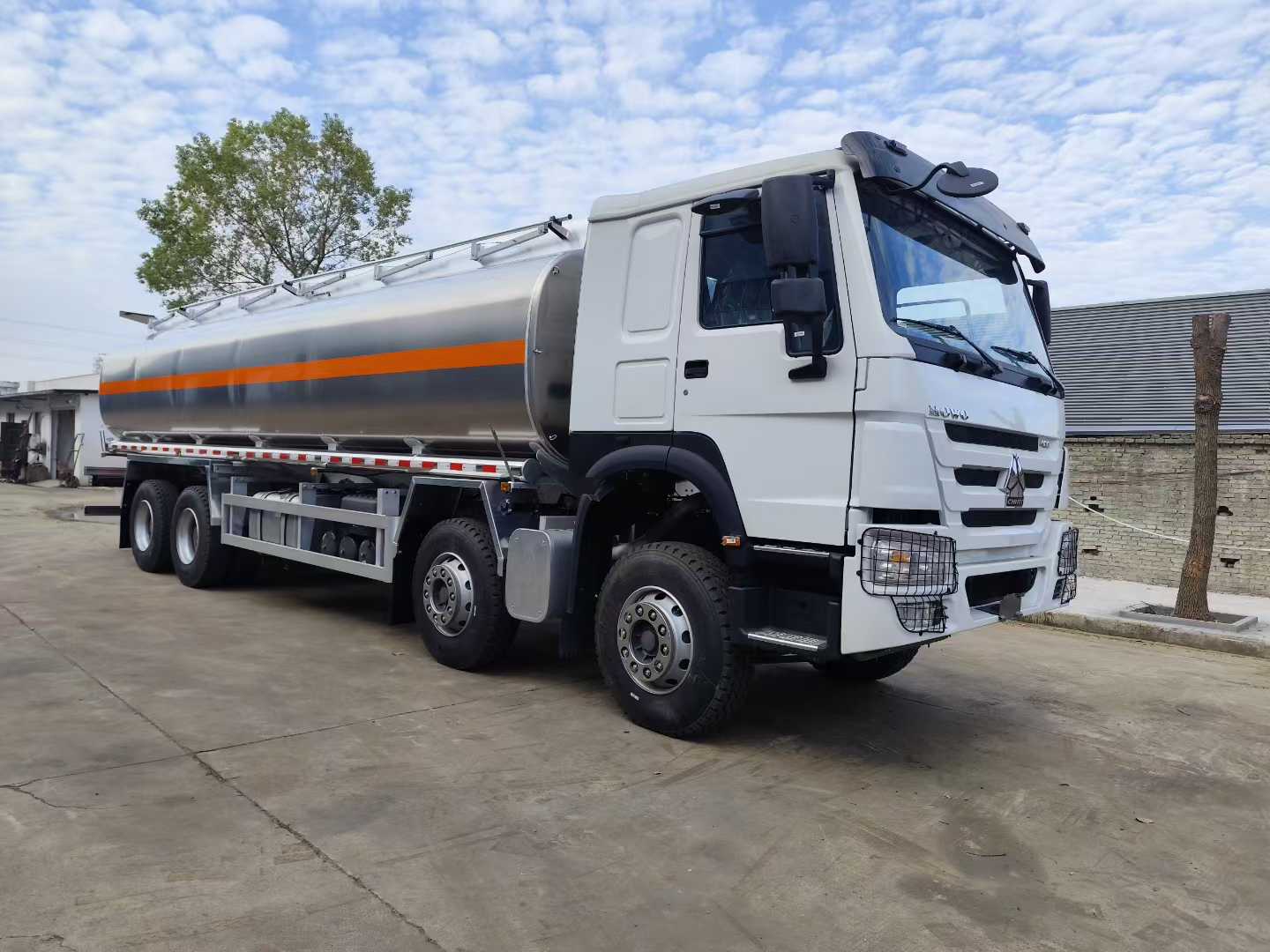 Reliable HOWO Fuel Carrier for Commercial Applications