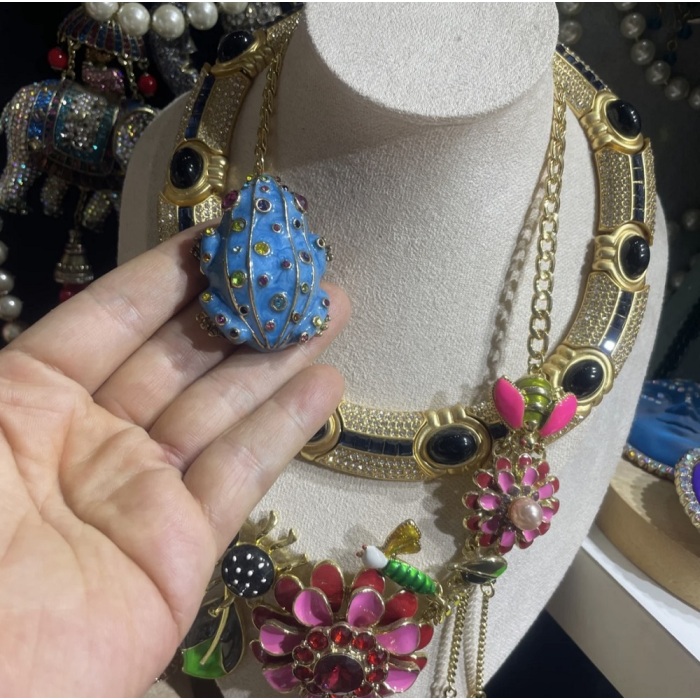 Um delicado broche de esmalte de meados do século