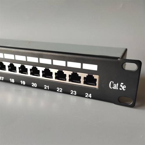 Pannello patch 19&quot; 1U CAT5E STP 24 porte