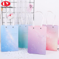 Borsa di carta colorata con cielo sfumato per regalo