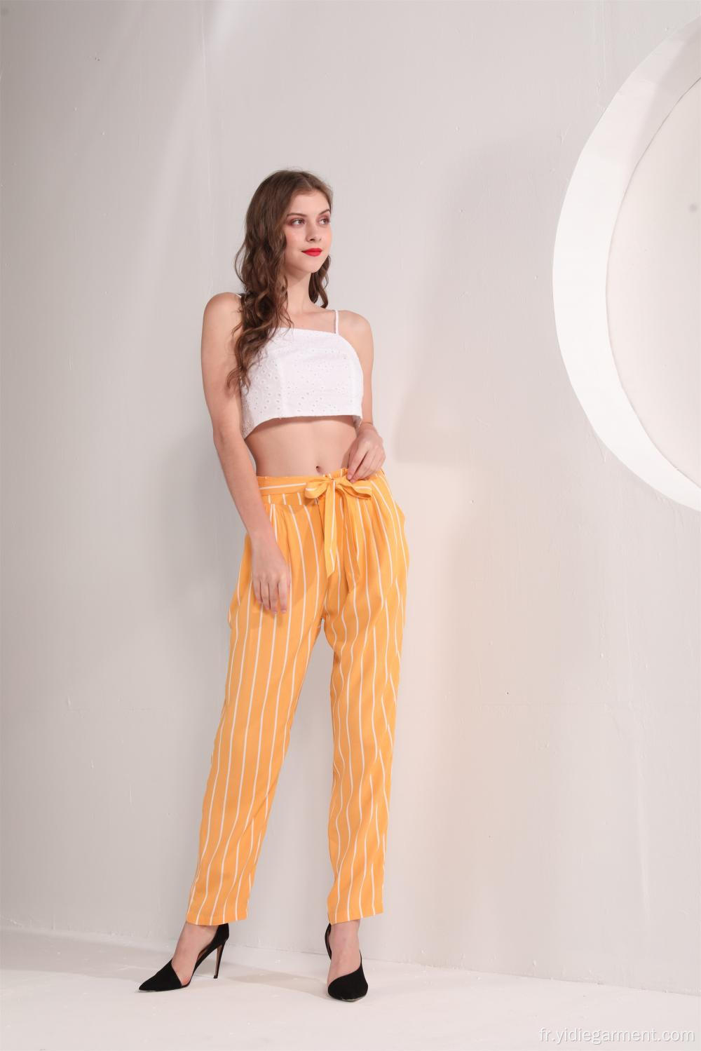 Pantalon à la cheville rayé jaune pour femme