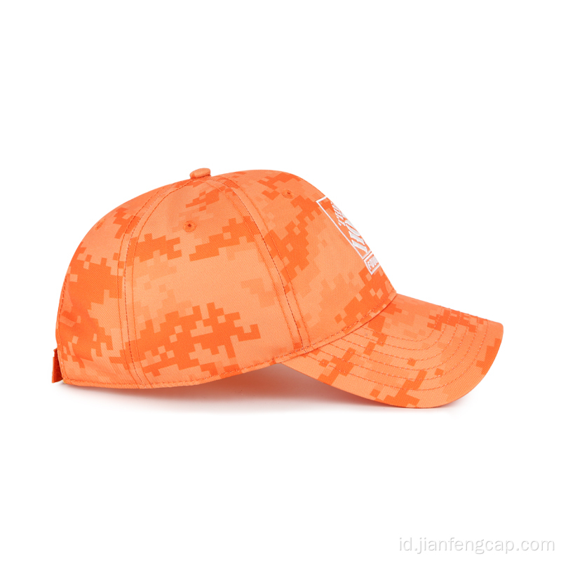 Topi outdoor camo digital oranye dengan sulaman sederhana