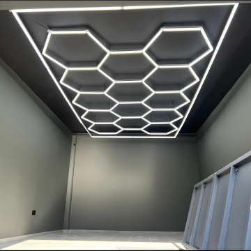 Hexagonale Waben -LED -Leuchten 220 V für den Autoausstellungsraum und Workshop verknüpfbar