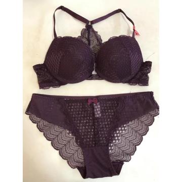 Conjunto de sutiã com fechamento frontal e calcinha de renda