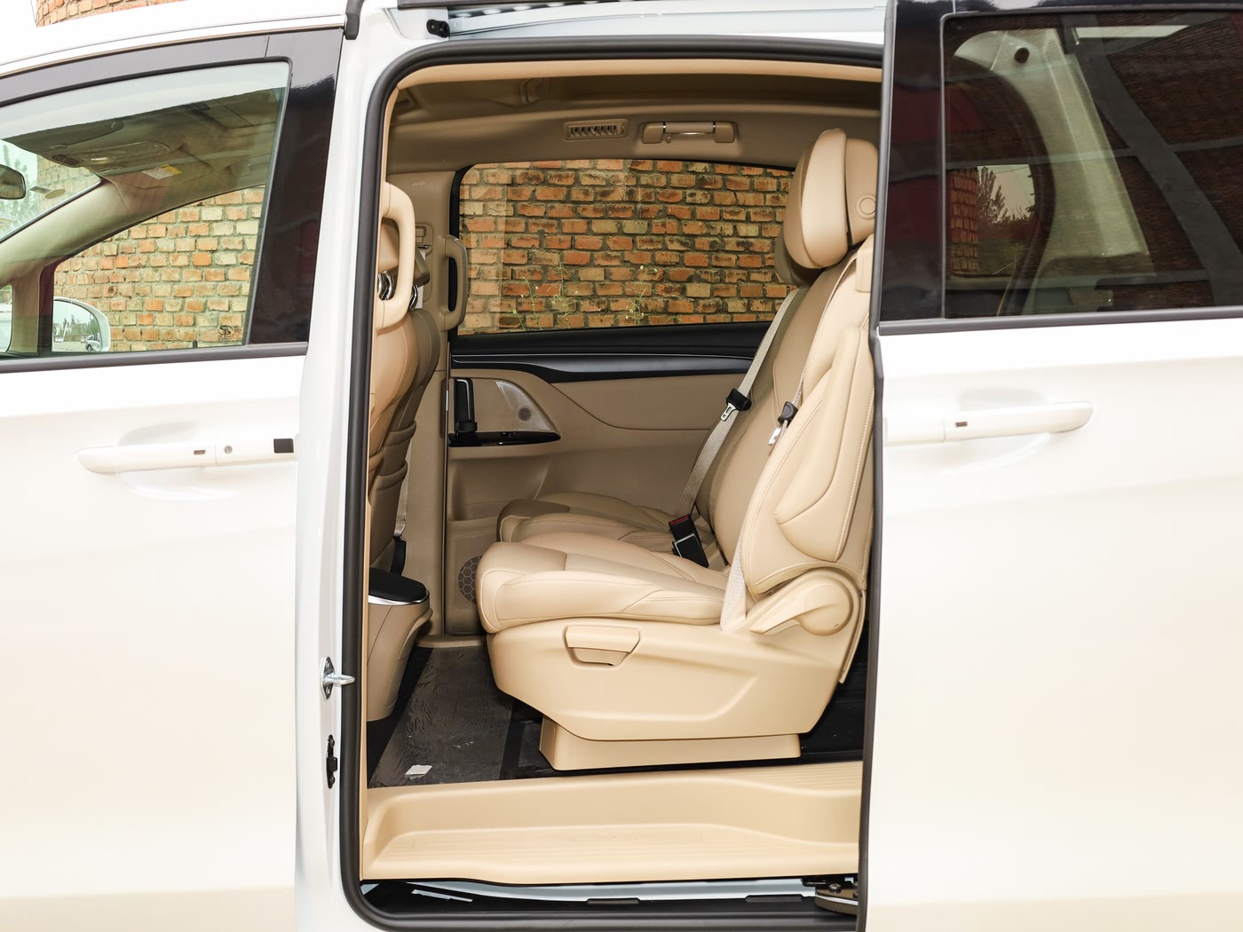 A Luxury Business MPV for a Mobile Living Room