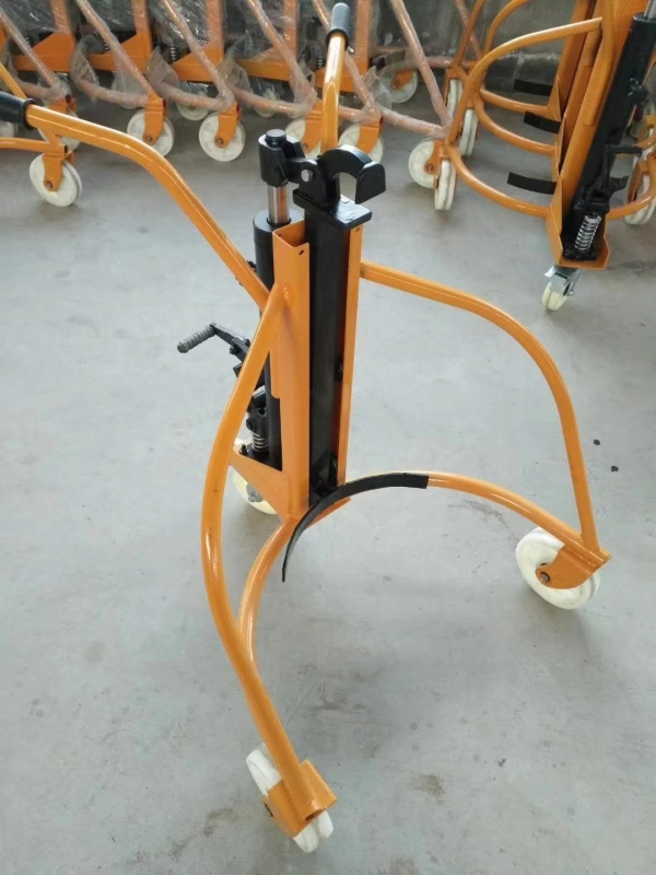 Quality Guarantee: Semicircle Oil Barrel Transportation with Tank Truck and Hydraulic Drum Handling