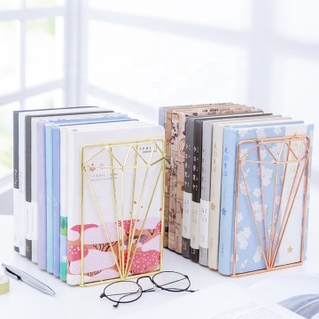 Creatieve desktop-boekenplank voor boekensteunen op de middelbare school