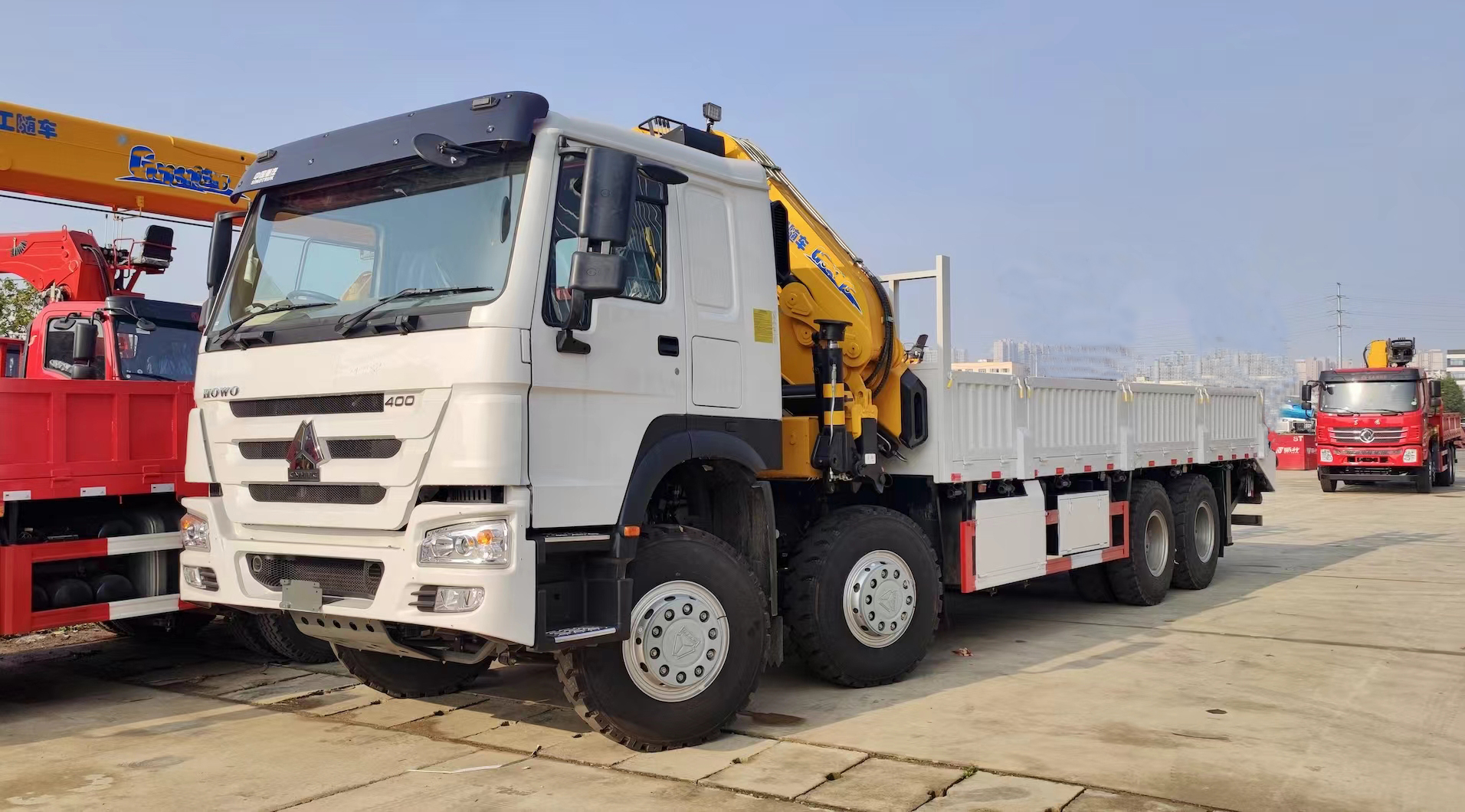 HOWO brand 8X4 mounted XCMG crane