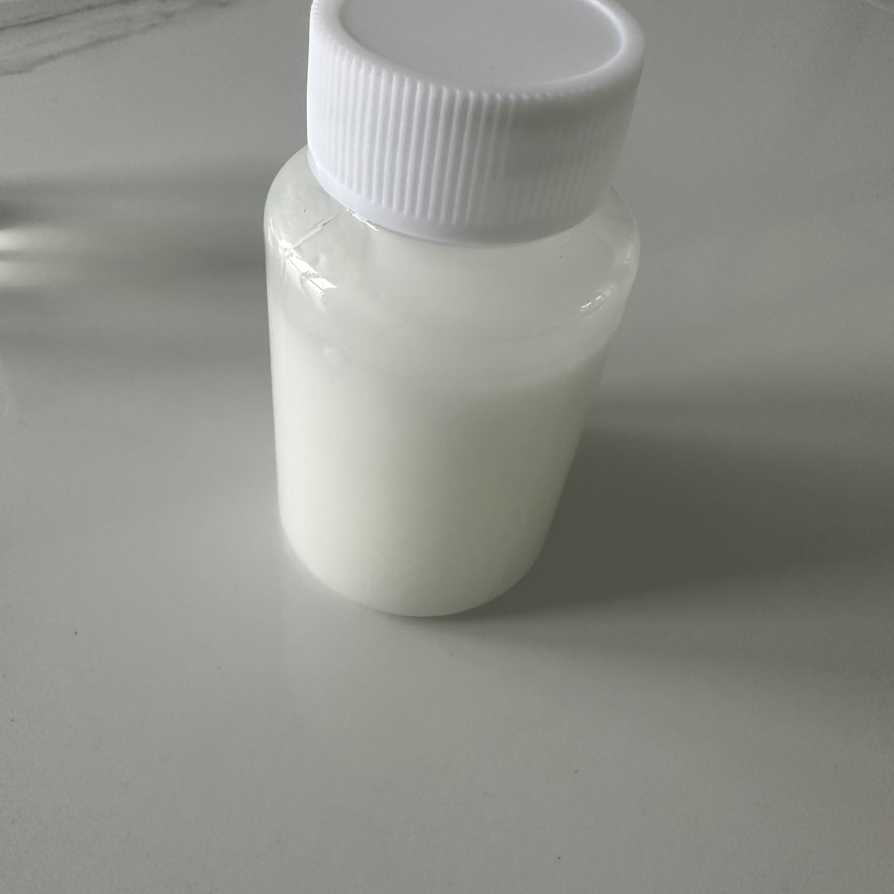 Abwasserbehandlung mit hohem Molekulargewicht kationischer Emulsion