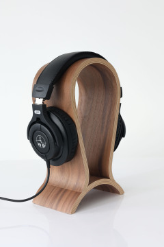 Lightweight Closed Cup Headphones for Everyday Use