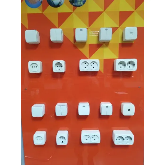 Sakelar Dinding dan Stopkontak yang Dipasang di Permukaan