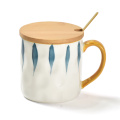 Caneca de café em cerâmica com tampa de bambu e colher
