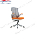 Mesh Office Chair mit einer kontaktablen Armlehne