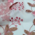Rosa Blumen bestickter Tüllstoff aus 100 % Polyester