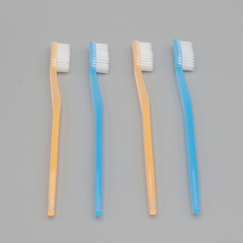 Colorido cepillo de dientes translúcido de la cluella naranja
