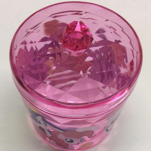 Plastic round box with diamond pattern