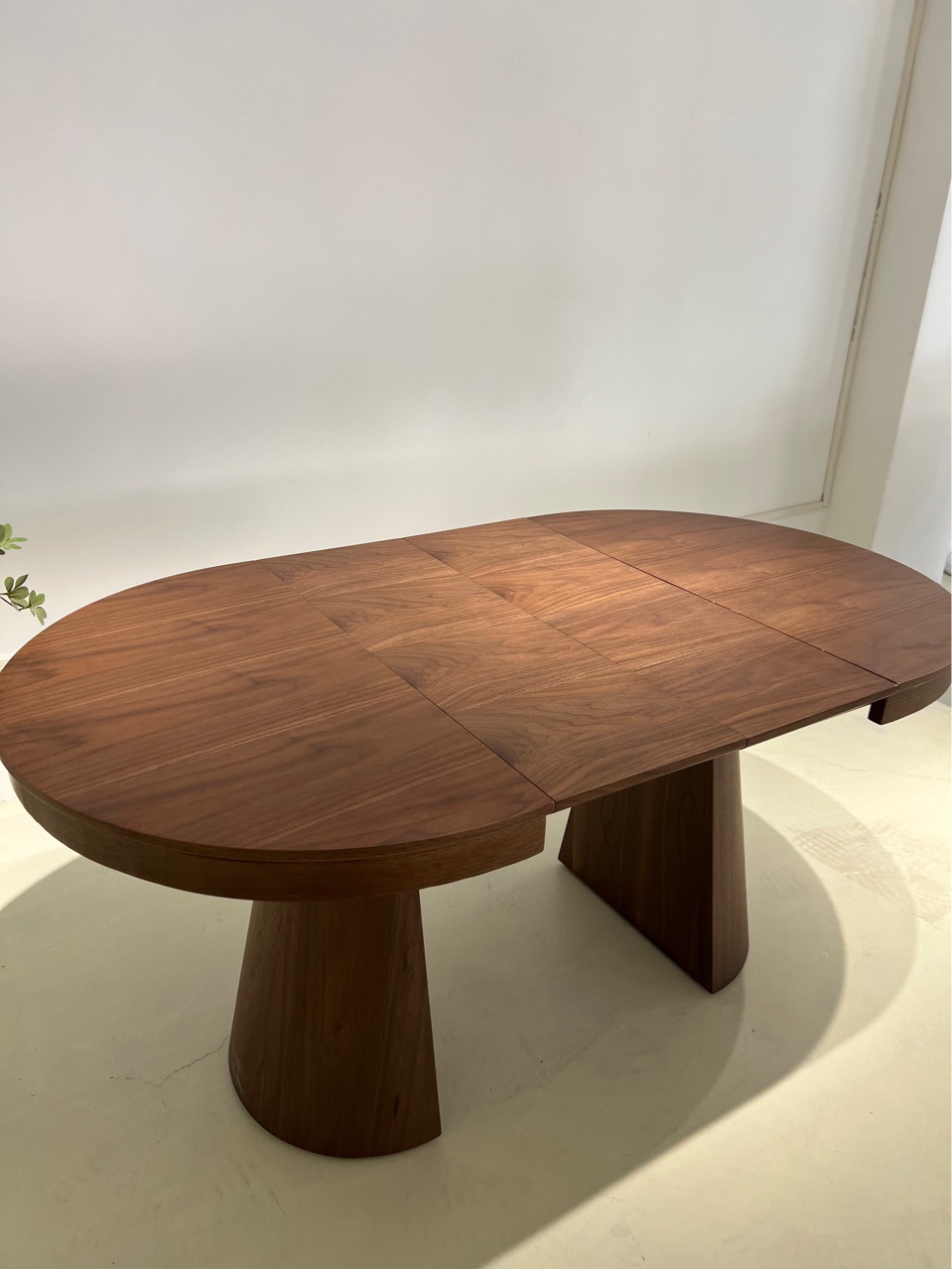 round extendable wooden dining table
