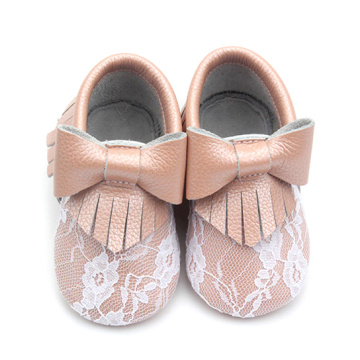 Mocassins com sola macia de renda fofa de couro para bebê bowknot