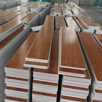 Pavimentazione in vinile in legno interblocco impermeabile.