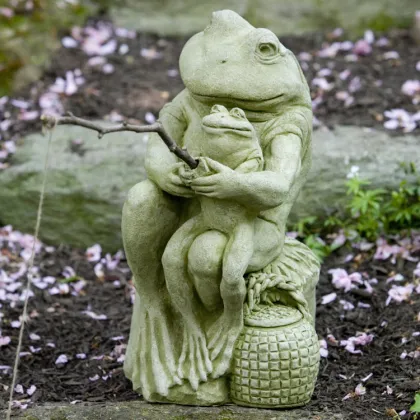 With mother's love as the theme of the frog sculpture on a fishing trip