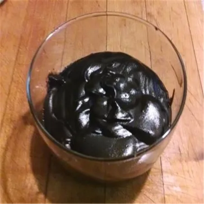 The essence of garlic black garlic sauce