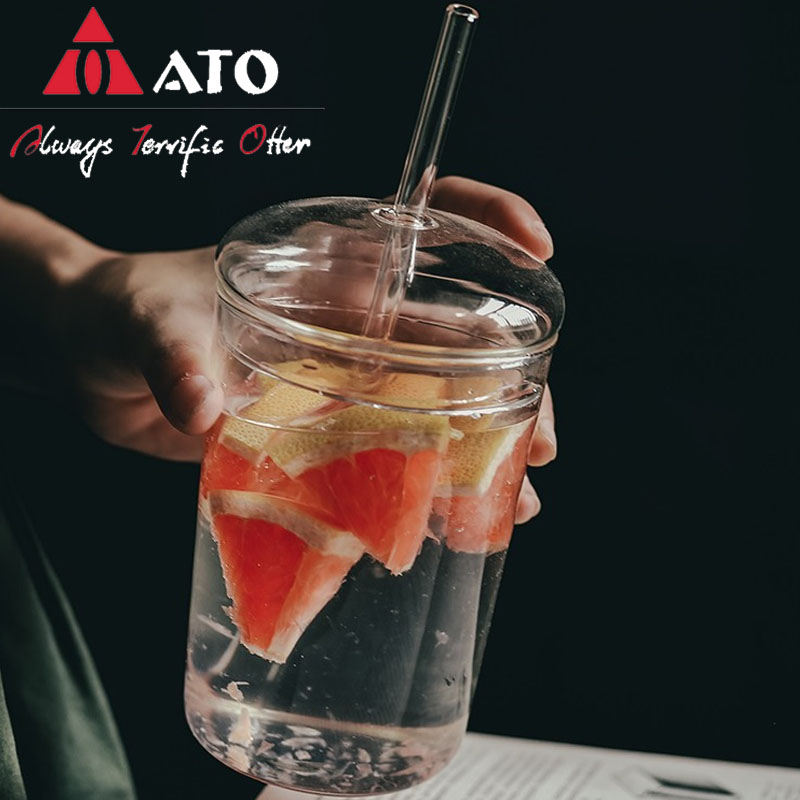 Taza de agua de té con taza de paja de vidrio para beber