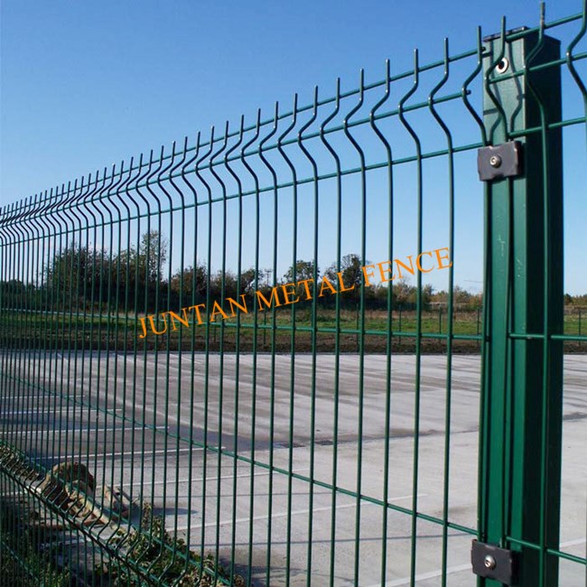 Green vinyl coated welded wire mesh fence