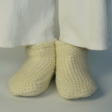 Cute Stripe Anti-Slip Fuzzy Socks with Grips: Perfect for Cozy Winter Floors