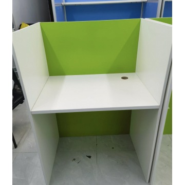 Mesa de escritório com partição de painel completo
