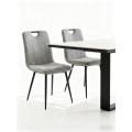 Silla de comedor tapizada en terciopelo gris, con patas negras y precio accesible