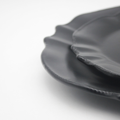 ホットセールセラミックプレートセットウェディングプレートエレガントな黒い磁器ディナーウェアセット西洋料理エンボス加工プレート