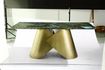 Fashionable Artistic Metal Dining Table
