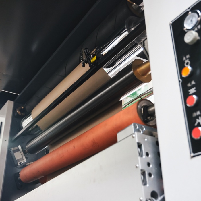 ハイエンドの段ボール生産ラインに最適な全自動紙継ぎ機