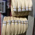 Rattanrinde und -kern: Rohstoffe für Stühle, Körbe und Heimweberei