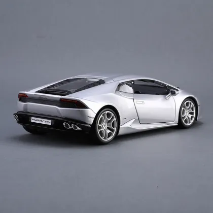 Bburago 1:18 Scale Diecast Model Car: The Huracán LP610-4 Alloy Collectible