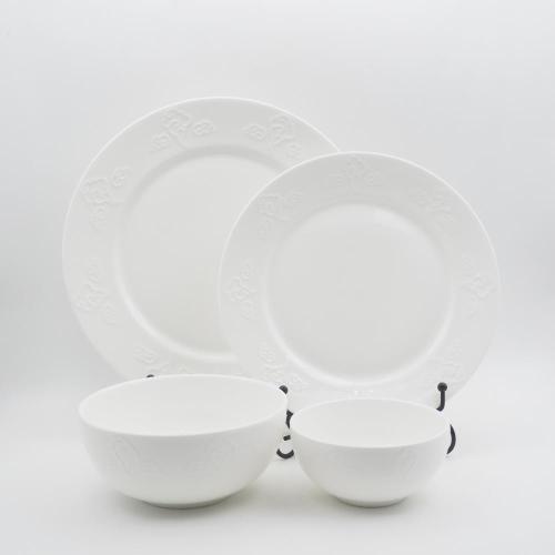 Свежий стиль, расположенный набором посуды, новый набор посуды для кости