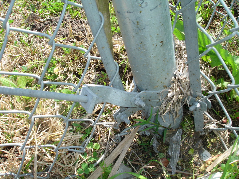 decorative chain link fence for green field protection