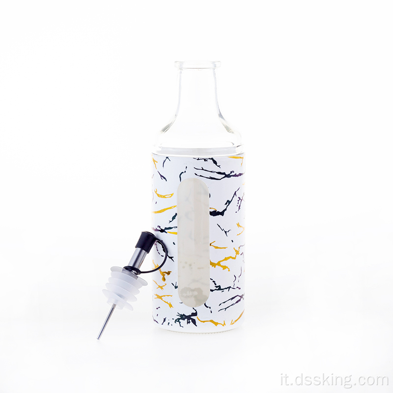 Bottiglia d&#39;olio di vetro con involucro di plastica