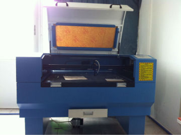 Macchina di incisione del taglio laser CO2 con dispositivo di worktable e rotaggio automatico su e giù