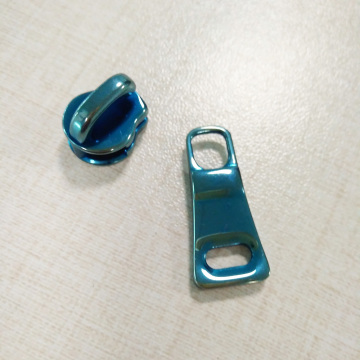Schlichtes Design aus Messing mit Reißverschluss