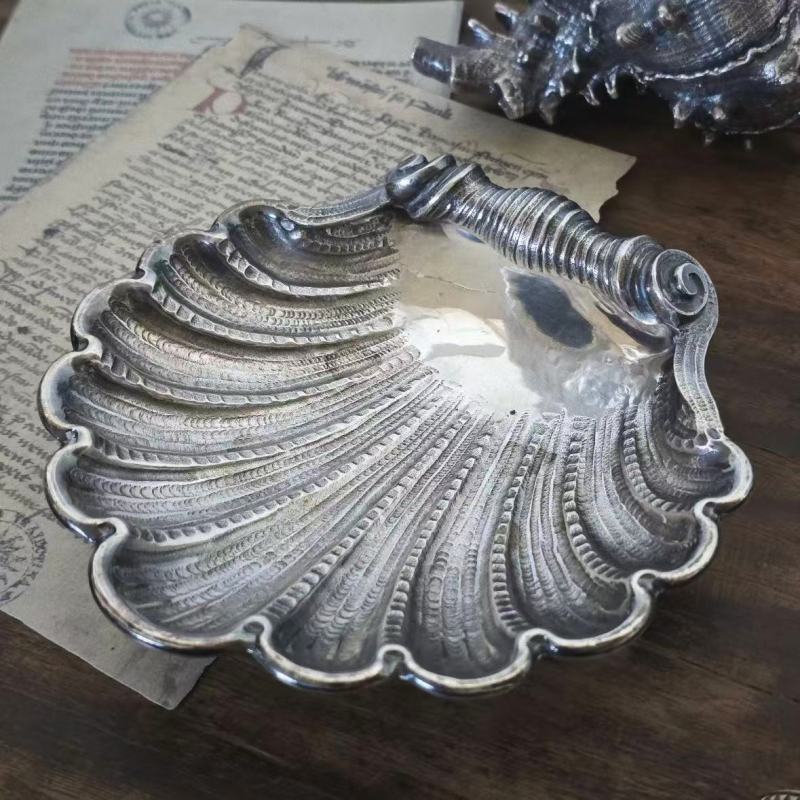 Elegant Shell-Shaped Metal Flatware for Dining