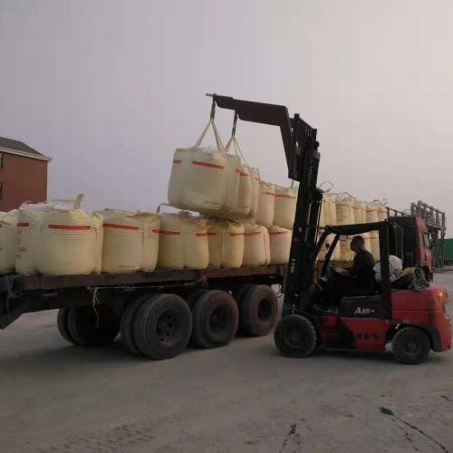 Sal para despejar el hielo y la nieve de la calzada