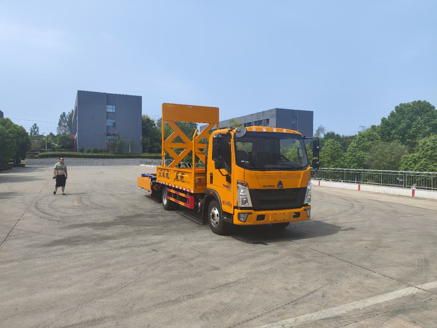 HOWO light duty Road accident Anti-Collision Buffer Truck