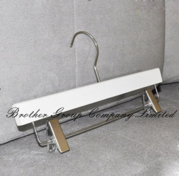 Hanger (WH-K-1665)